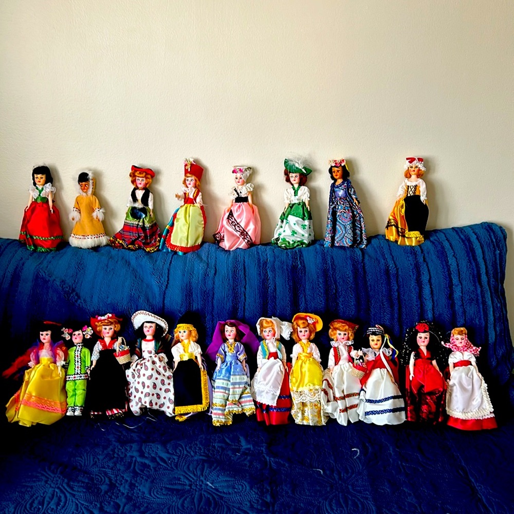 20 Vintage International dolls